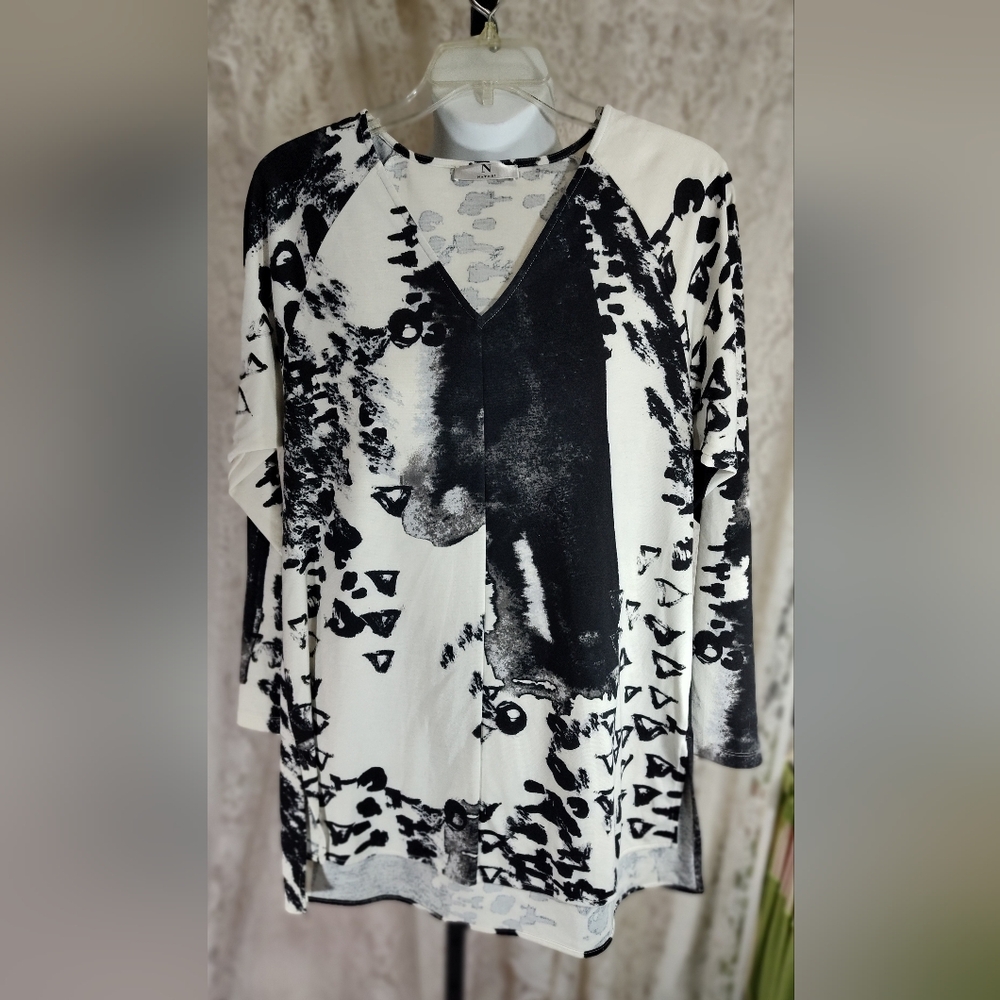 Natori knit tunic Black and white NWOT